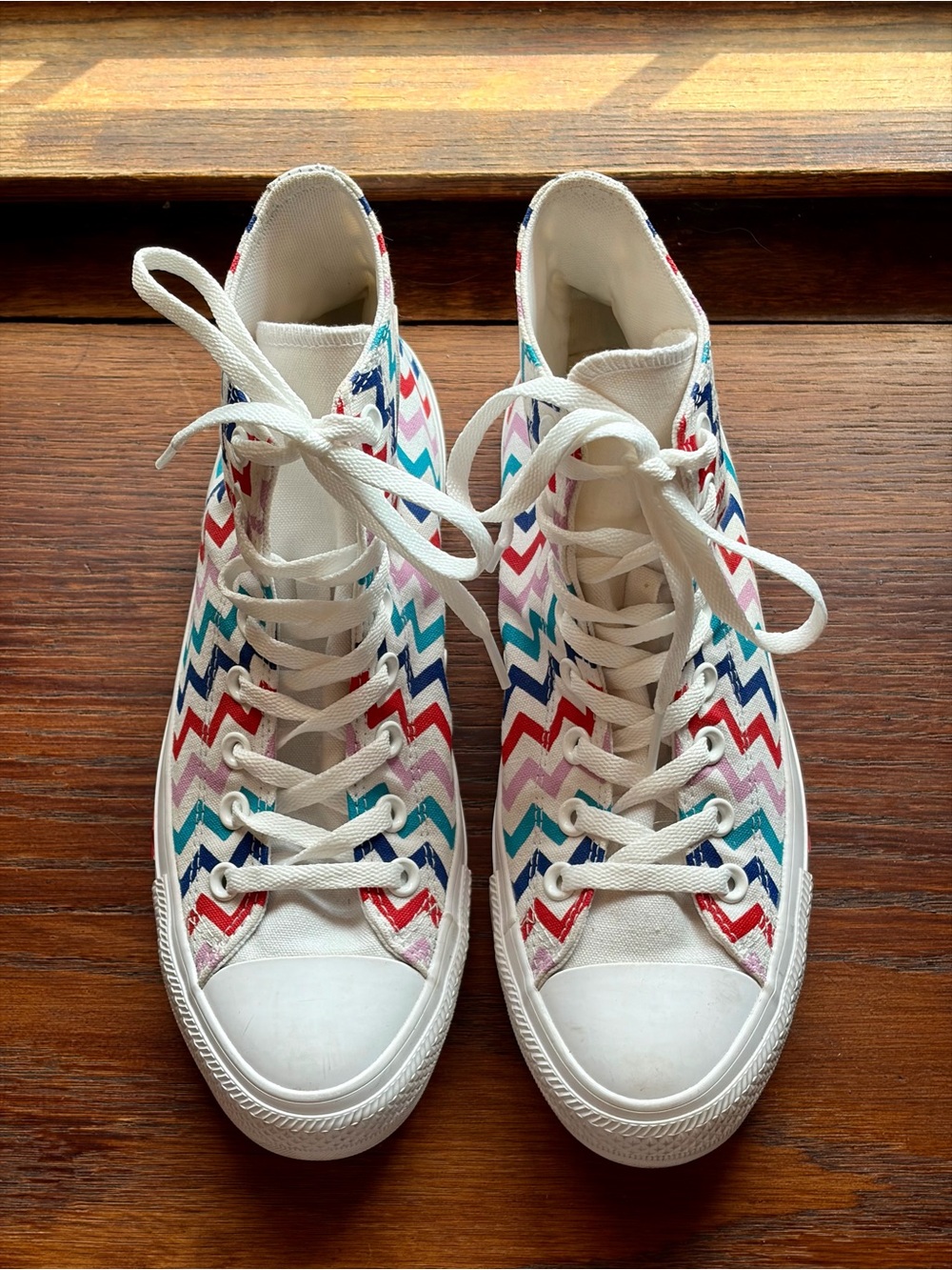 Converse High Top Sneakers in White with Multicolor Chevron Pattern Size 9 - Picture 5 of 9